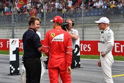 Davide Valsecchi, Sky Italia, el ganador de la pole Valtteri Bottas, Mercedes AMG F1, Sebastian Vett