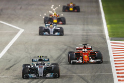 Валттері Боттас, Mercedes F1 W08, Себастьян Феттель, Ferrari SF70H, Льюіс Хемілтон, Mercedes F1 W08,