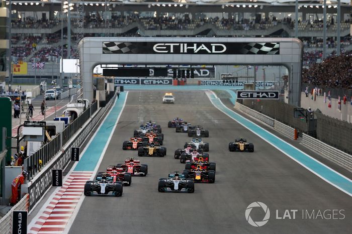 Valtteri Bottas, Mercedes F1 W08, leads Lewis Hamilton, Mercedes F1 W08, Sebastian Vettel, Ferrari SF70H, Kimi Raikkonen, Ferrari SF70H, Daniel Ricciardo,  Red Bull Racing RB13, Max Verstappen,  Red Bull Racing RB13, and the rest of the field at the start 
