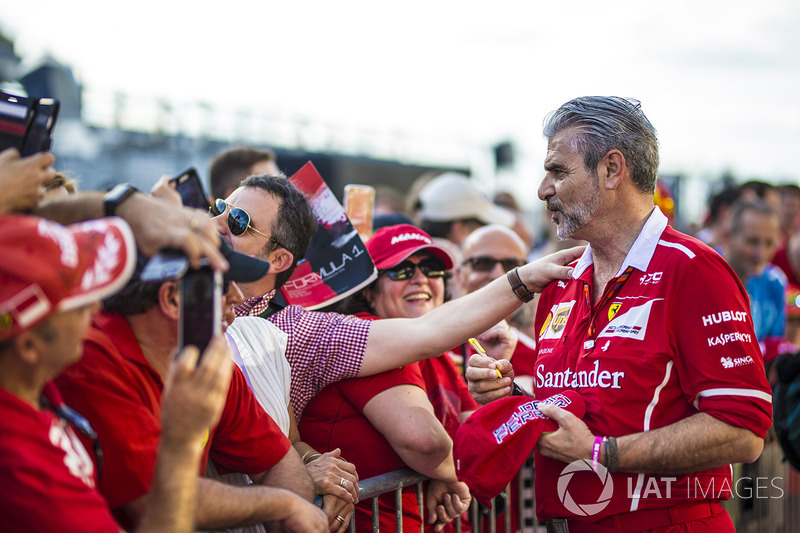 Maurizio Arrivabene, Ferrari Director firma autógrafos para los fans