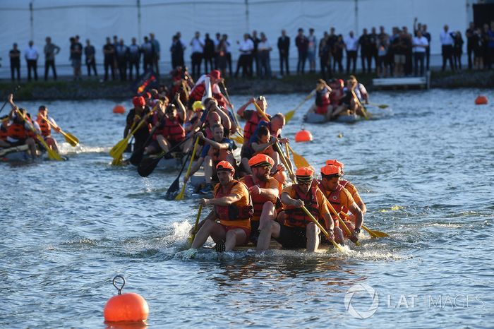 McLaren en la carrera de balsas