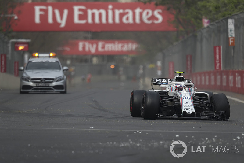 Sergey Sirotkin, Williams FW41 with broken front suspension