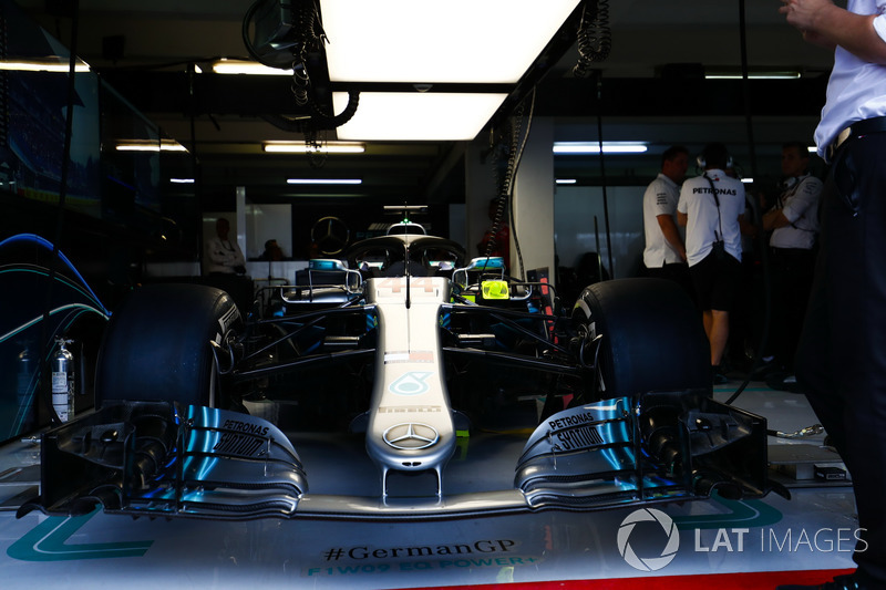 El coche de Lewis Hamilton, Mercedes AMG F1 W09, en el box