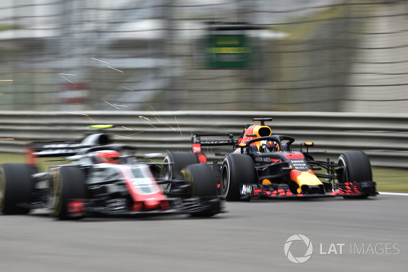 Daniel Ricciardo, Red Bull Racing RB14 and Kevin Magnussen, Haas F1 Team VF-18