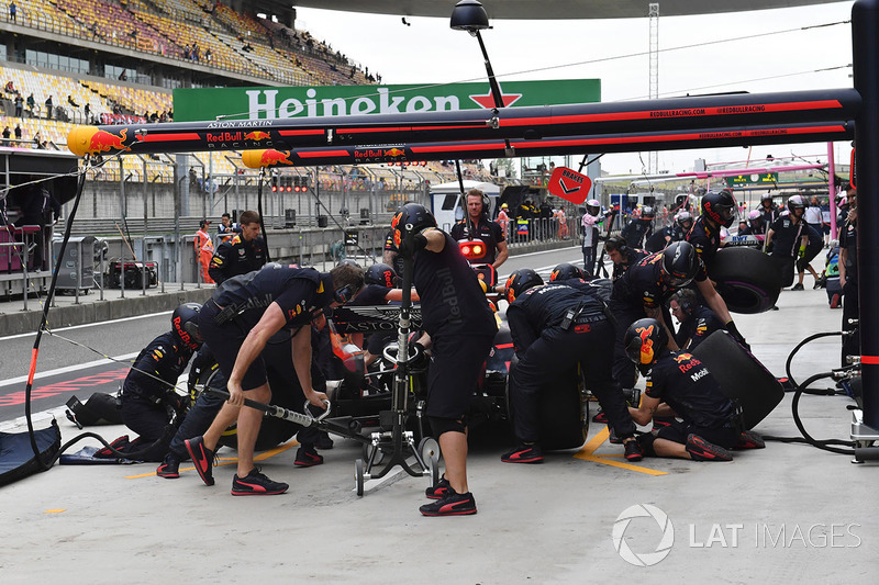 Arrêt au stand de Daniel Ricciardo, Red Bull Racing RB14