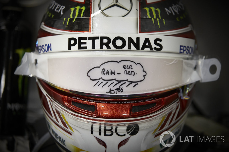 El casco de Lewis Hamilton, Mercedes AMG F1, con visera de lluvia instalada