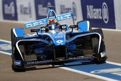 Sébastien Buemi, Renault e.Dams, rentre au stand avec des dégâts