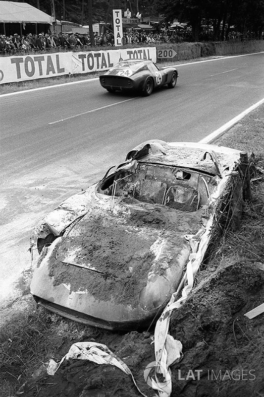 John Surtees ve Willy Mairesse'nin yanmış #0812 Ferrari 250P'sinin yanından geçen #4293GT, Jean Beur