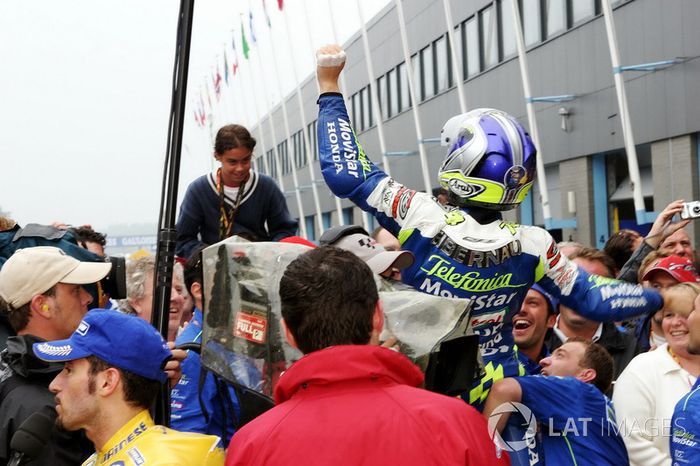 Podio: 1º Sete Gibernau, 2º Max Biaggi, 3º Valentino Rossi