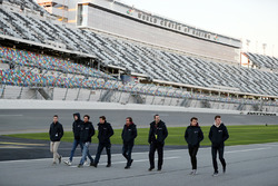 Phil Hanson, Lando Norris, Fernando Alonso, Will Owen, Hugo de Sadeleer, Bruno Senna, United Autosports caminan por la pista