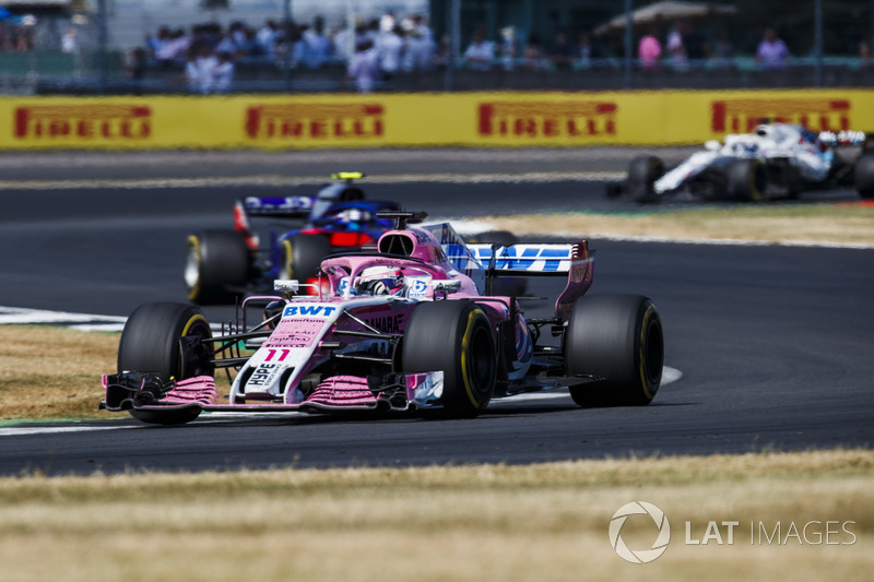 Sergio Perez, Force India VJM11, precede Pierre Gasly, Toro Rosso STR13