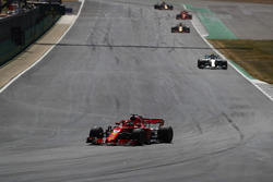 Sebastian Vettel, Ferrari SF71H, voor Valtteri Bottas, Mercedes AMG F1 W09