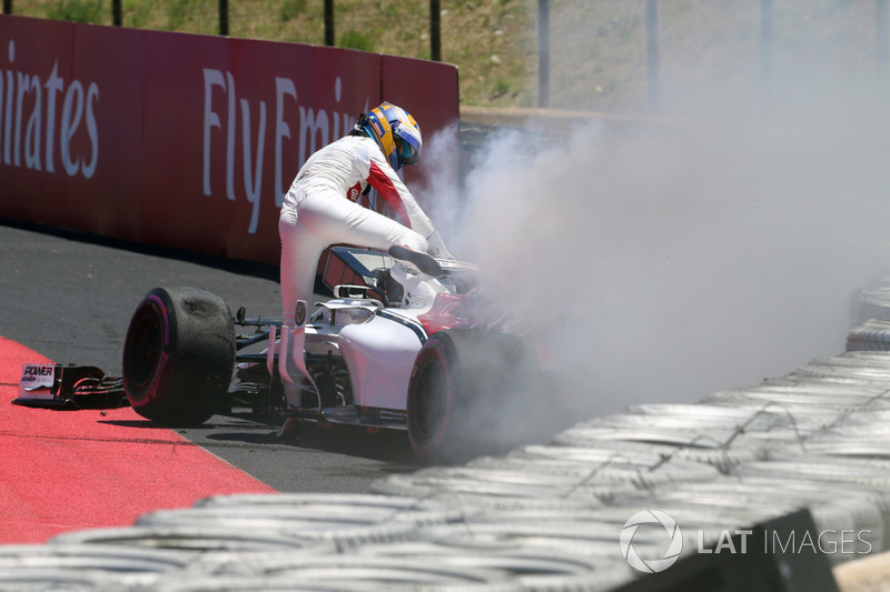 Marcus Ericsson, Sauber C37 crashes in FP1 and catches fire