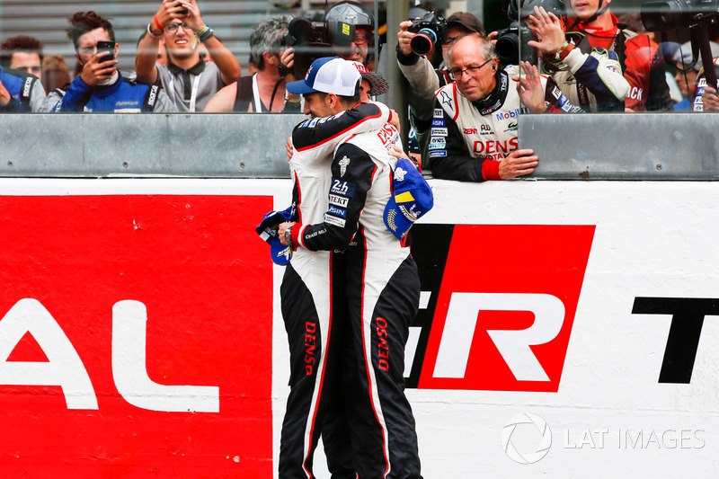 Fernando Alonso, Toyota Gazoo Racing, Sébastien Buemi, Toyota Gazoo Racing, zaferi kutluyor