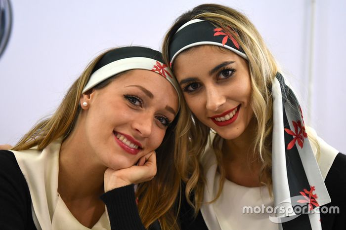 Las chicas en el Salón del Automóvil de Bolonia 2017