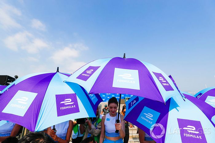 Paraguas en la sesión de firma de autógrafos