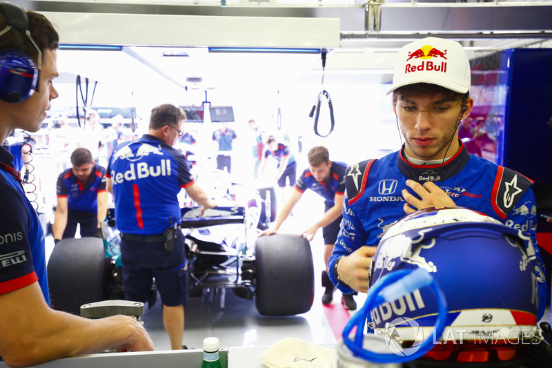 Pierre Gasly, Toro Rosso, in the garage as Brendon Hartley, Toro Rosso STR13 Honda, is returned by e