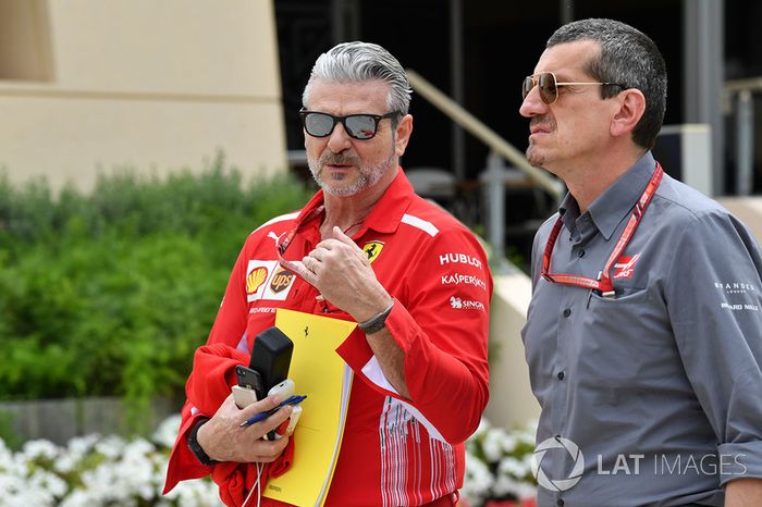 Maurizio Arrivabene, director del equipo Ferrari y Guenther Steiner, director del equipo de Haas F1