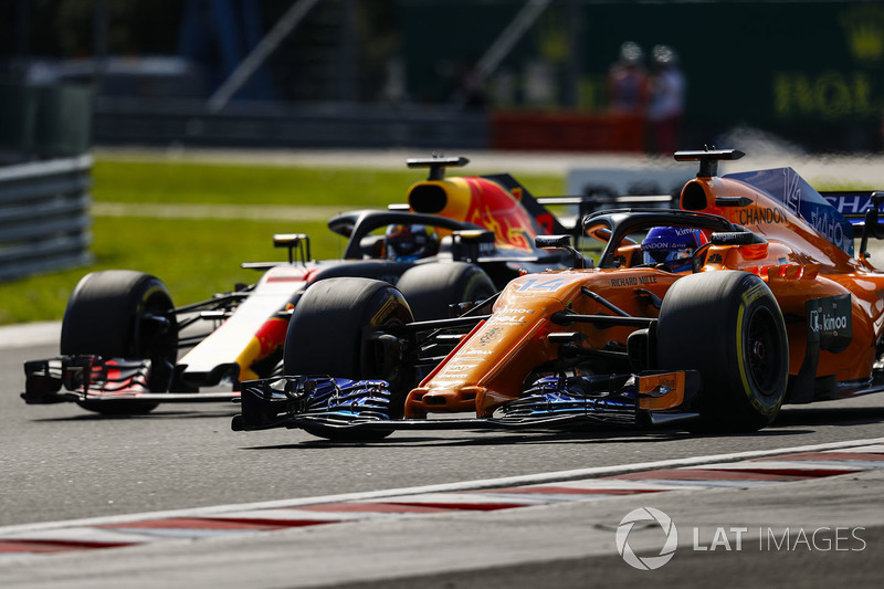 Fernando Alonso, McLaren MCL33, Daniel Ricciardo, Red Bull Racing RB14