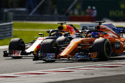 Fernando Alonso, McLaren MCL33, battles with Daniel Ricciardo, Red Bull Racing RB14