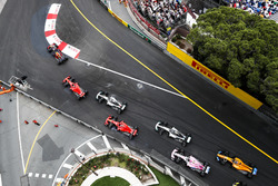 Daniel Ricciardo, Red Bull Racing RB14, leads Sebastian Vettel, Ferrari SF71H, Lewis Hamilton, Mercedes AMG F1 W09, Kimi Raikkonen, Ferrari SF71H, Valtteri Bottas, Mercedes AMG F1 W09, Esteban Ocon, Force India VJM11, and Fernando Alonso, McLaren MCL33, at the start of the race