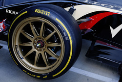 La Lotus E22 con gomme da 18 pollici