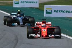 Sebastian Vettel, Ferrari SF70H et Valtteri Bottas, Mercedes-Benz F1 W08