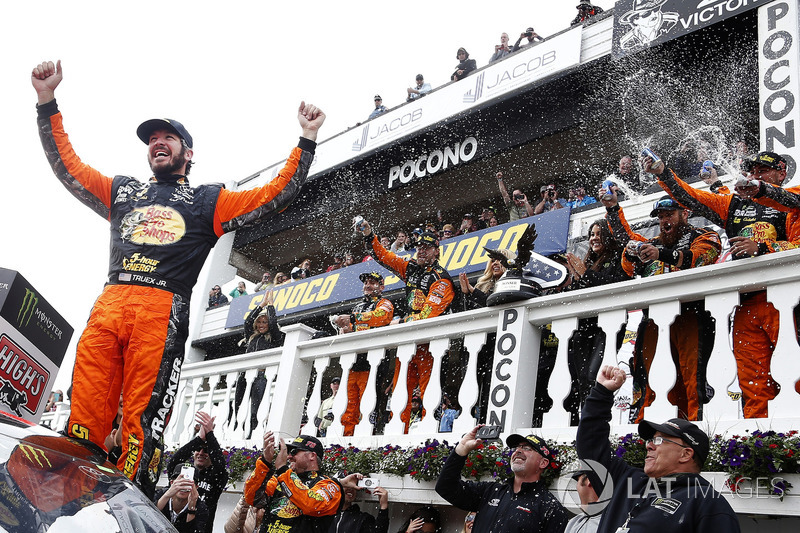 Race winner Martin Truex Jr., Furniture Row Racing, Toyota Camry Bass Pro Shops/5-hour ENERGY