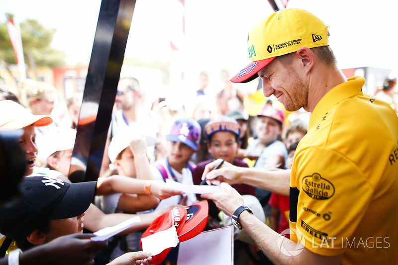 Nico Hulkenberg, Renault Sport F1 Team, firma autografi ai tifosi