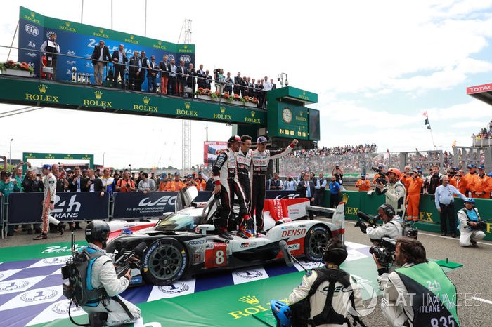Los ganadores de las 24 Horas de Le Mans 2018 #8 Toyota Gazoo Racing Toyota TS050: Sébastien Buemi, Kazuki Nakajima, Fernando Alonso