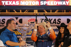 Scott Dixon, Chip Ganassi Racing Honda fires the six shooters