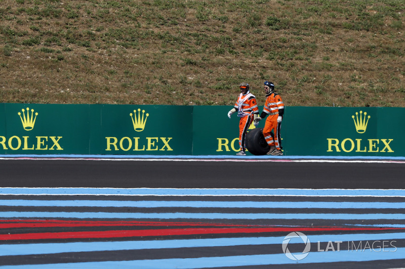 I marshal recuperano la ruota posteriore della monoposto di Sergio Perez, Force India VJM11, nelle FP2