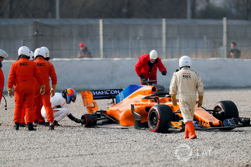 Fernando Alonso, McLaren MCL33 lastiği koptuktan sonra kum havuzunda