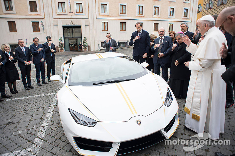 Le Pape François bénit une Lamborghini Huracan