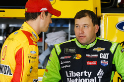 Joey Logano, Team Penske Ford Fusion and Ryan Newman, Richard Childress Racing Chevrolet Camaro