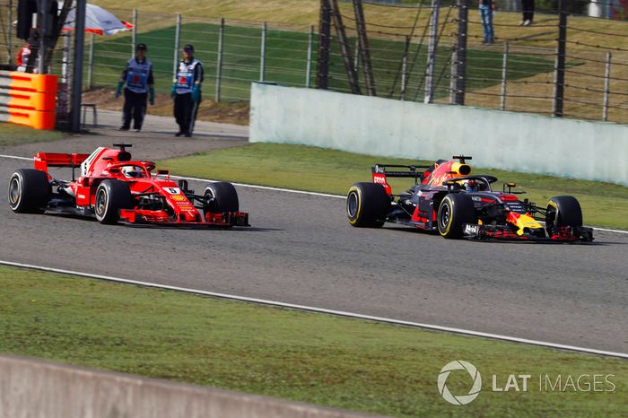 Daniel Ricciardo, Red Bull Racing RB14 Tag Heuer, supera Sebastian Vettel, Ferrari SF71H
