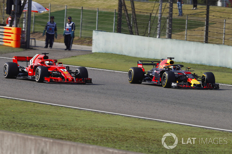 Daniel Ricciardo, Red Bull Racing RB14 Tag Heuer, passes Sebastian Vettel, Ferrari SF71H