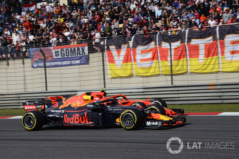 Daniel Ricciardo, Red Bull Racing RB14 y Kimi Raikkonen, Ferrari SF71H batalla