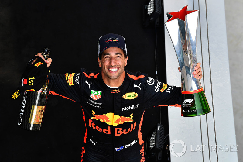 Le vainqueur Daniel Ricciardo, Red Bull Racing fête sa victoire sur le podium avec le trophée