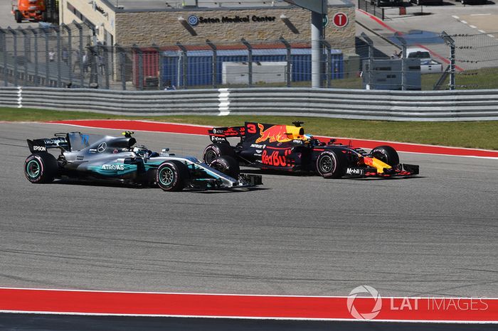 Valtteri Bottas, Mercedes-Benz F1 W08  y Daniel Ricciardo, Red Bull Racing RB13 battle