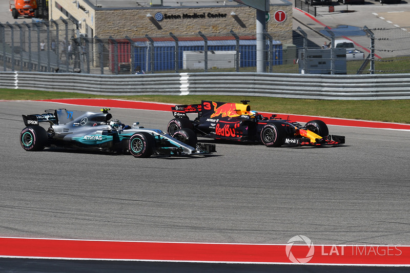 Valtteri Bottas, Mercedes-Benz F1 W08 y Daniel Ricciardo, Red Bull Racing RB13 battle