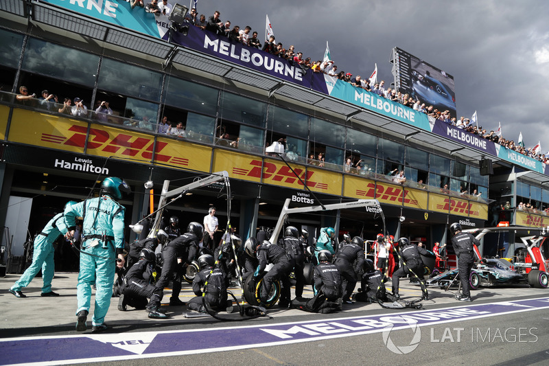 Parada en boxes para Lewis Hamilton, Mercedes AMG F1 W09