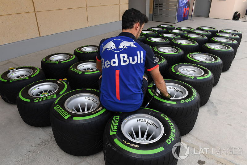 Mekanik Scuderia Toro Rosso mengecek ban Pirelli