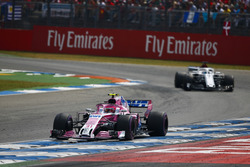 Esteban Ocon, Force India VJM11, por delante de Marcus Ericsson, Sauber C37