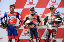 Le poleman Marc Marquez, Repsol Honda Team, le deuxième, Danilo Petrucci, Pramac Racing, le troisième, Jorge Lorenzo, Ducati Team