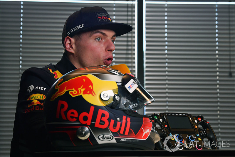 Max Verstappen, Red Bull Racing con casco y volante