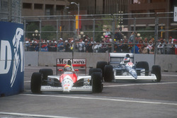 Ayrton Senna, Mclaren MP4/5B Honda, Jean Alesi, Tyrrell 018 Ford