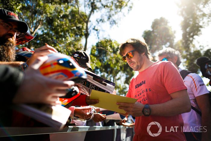 Fernando Alonso, McLaren, firma autógrafos para fanáticos