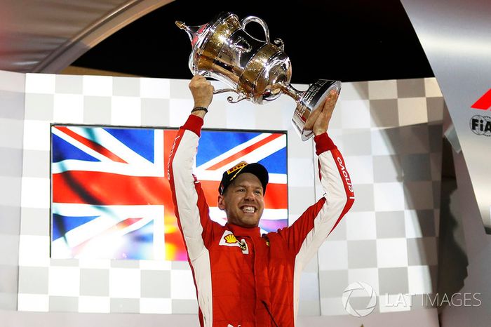 Podio: ganador de la carrera Sebastian Vettel, Ferrari