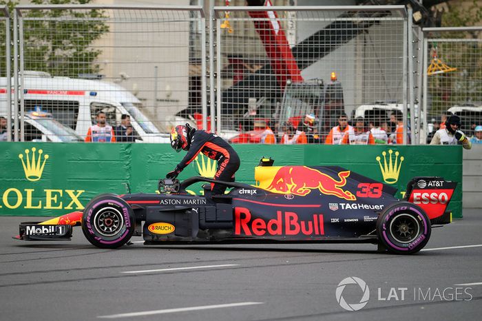 El coche accidentado de Max Verstappen, Red Bull Racing RB14